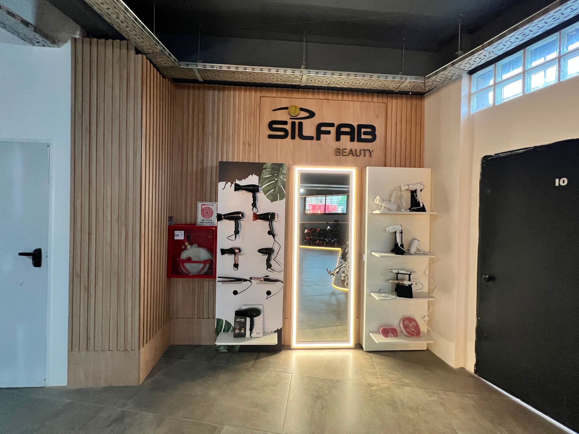 Silfab — Estanterías iluminadas para el local principal y Silfab Beauty — foto 7
