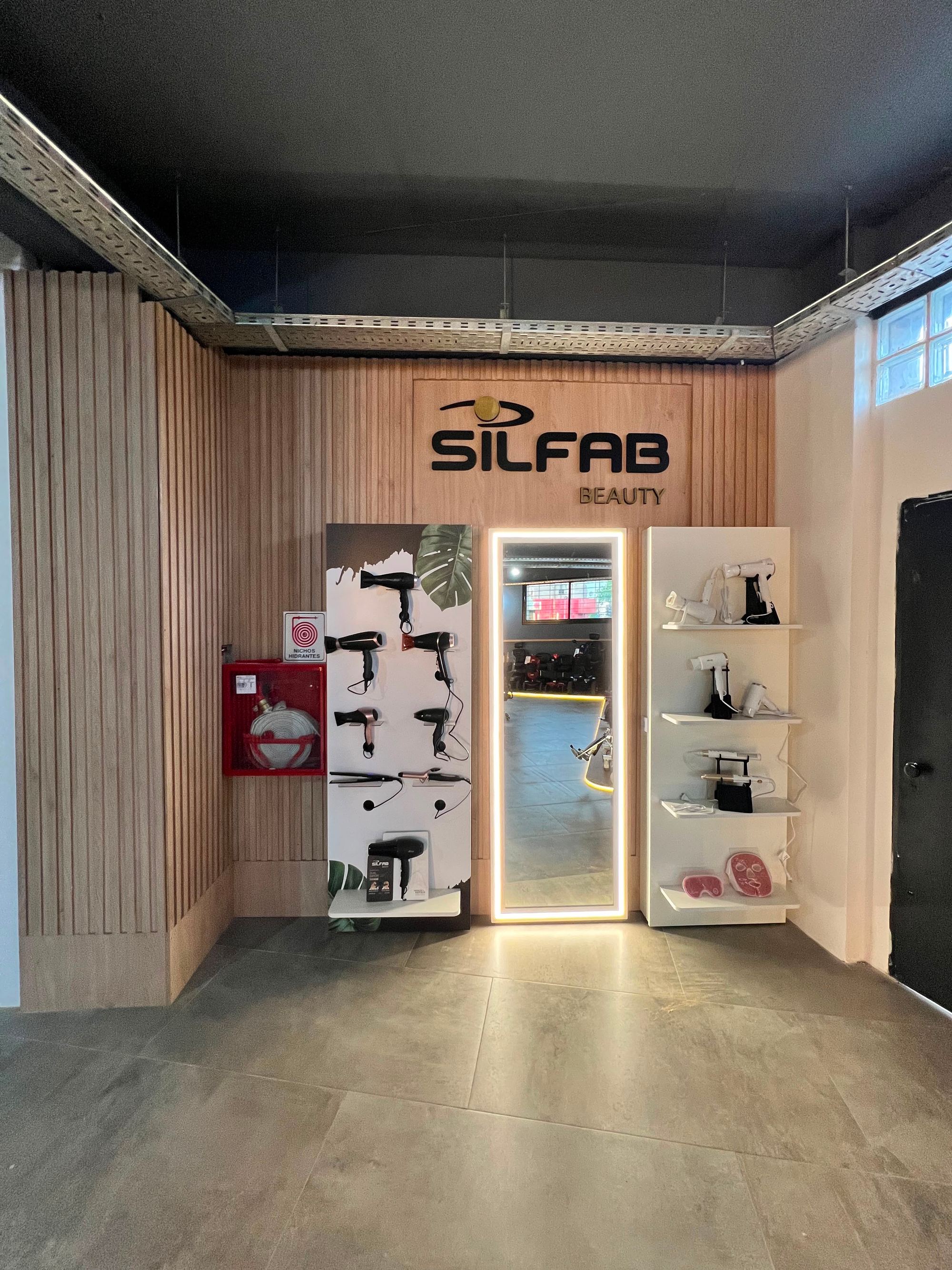 Silfab — Estanterías iluminadas para el local principal y Silfab Beauty — foto 8