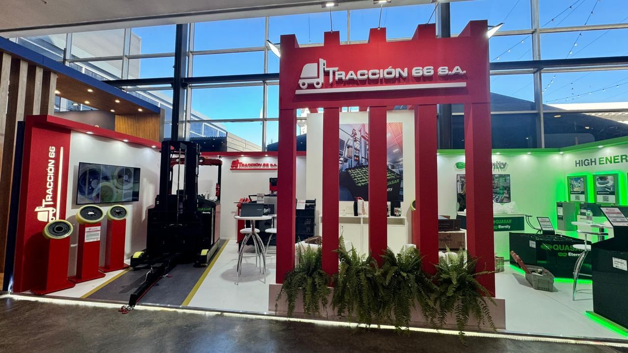 Tracción 66 S.A. — Stand institucional con vehículo en exposición — foto 5